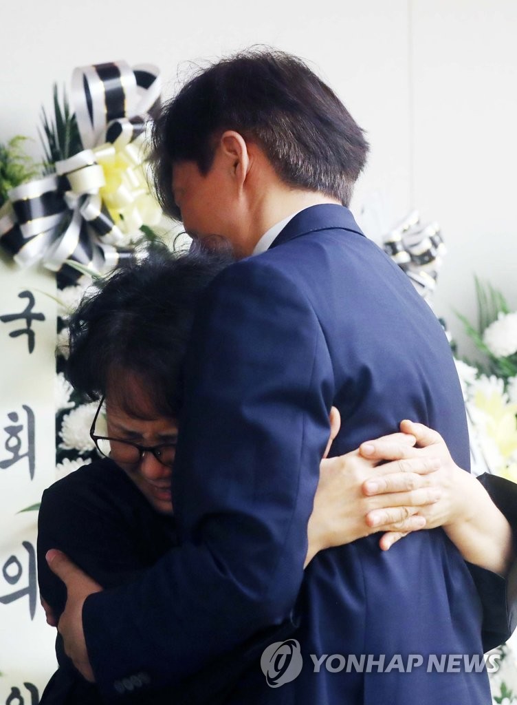 조국 청와대 민정수석이 24일 오후 서울 서대문구 신촌 세브란스 병원 장례식장에 마련된 고 노회찬 정의당 원내대표의 빈소를 찾아 조문한 뒤 고인의 부인 김지선 씨와 오열하고 있다2018.7.24 [사진공동취재단]