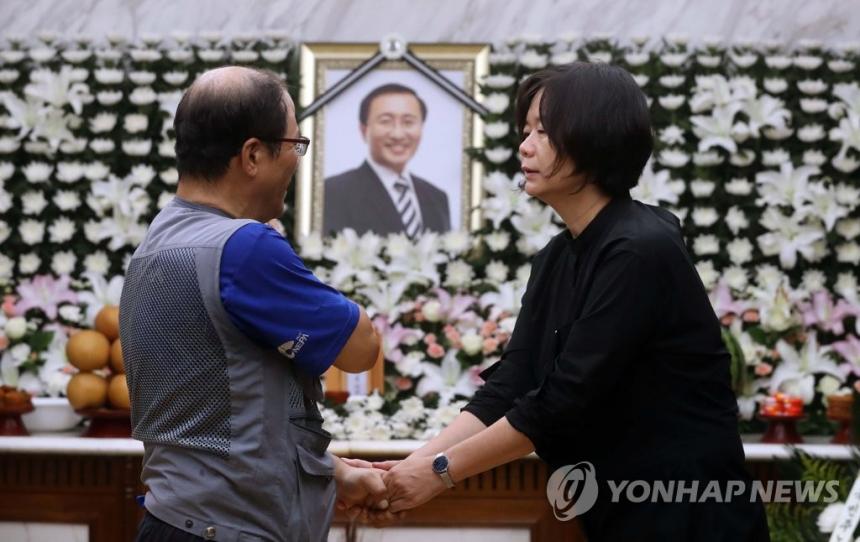 이정미 정의당 대표가 24일 오후 서울 서대문구 신촌세브란스병원 장례식장에 마련된 고 노회찬 정의당 원내대표의 빈소를 찾은 시민 조문객을 위로하고 있다. 2018.7.24 [사진공동취재단]