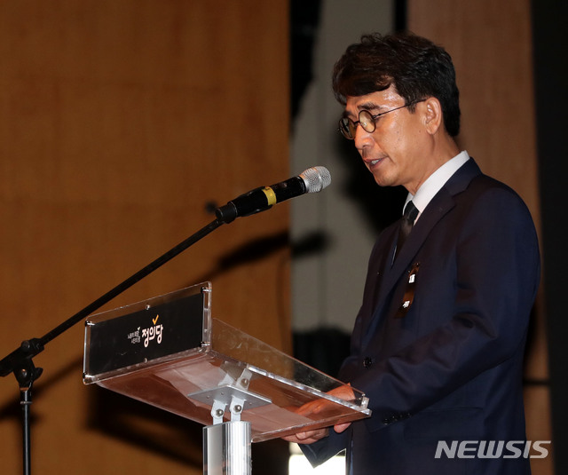 유시민 작가가 26일 오후 서울 신촌 연세대학교 대강당에서 열린 고 노회찬 정의당 원내대표 추모제에서 추도사를 하고 있다. 2018.07.26. / 뉴시스