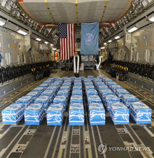 지난 27일 오산 주한미국공군기지에 도착한 C-17 수송기 내부 모습. 북한에서 송환된 6.25 전쟁 미군 전사자 유해 55구 유해 상자가 유엔기에 싸인 채 놓여있다. [미국 국방부 제공] 