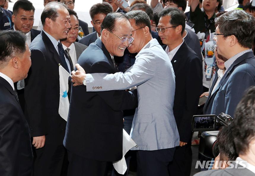 주영길 조선직업총동맹 중앙위원회 위원장-김주영 한국노총 위원장 / 뉴시스 제공