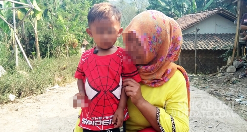 하루 많게는 두 갑씩 담배를 피워 논란이 되고 있는 인도네시아의 2살 남자아이.  / 수카부미업데이트 홈페이지 캡처=연합뉴스