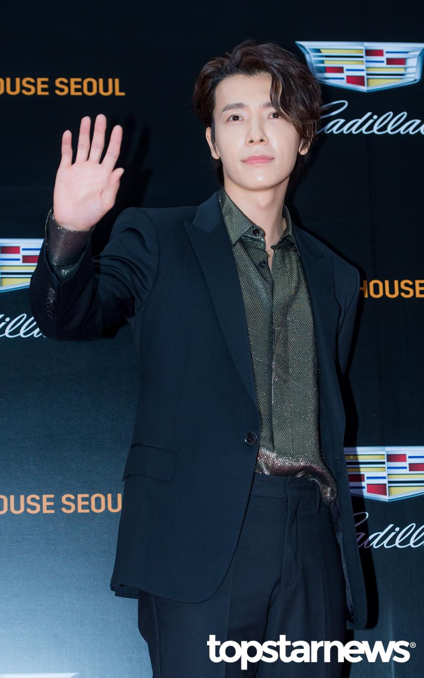 [Hd포토] 슈퍼주니어(Super Junior) 동해, '젠틀한 손인사' - 정송이 기자 - 톱스타뉴스
