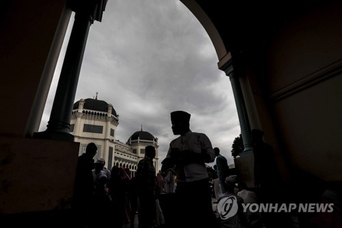 2018년 8월 22일 인도네시아 북수마트라 주 메단의 이슬람 사원에서 예배를 마친 주민들이 바깥으로 나오고 있다 / EPA=연합뉴스