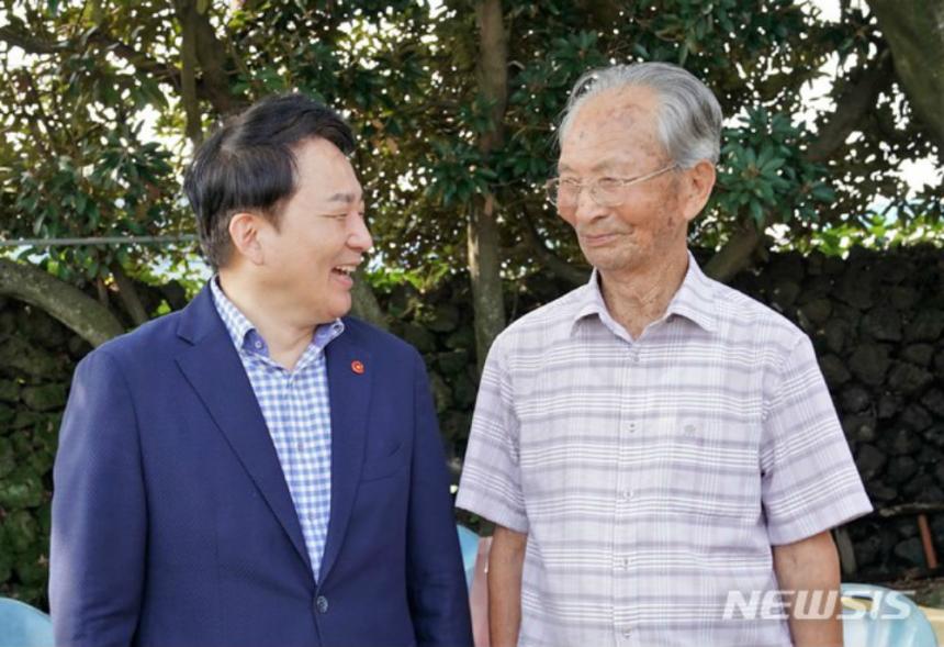 원희룡 제주지사-강태선 애국지사 / 뉴시스