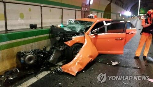 음주 역주행 벤츠에 처참하게 구겨진 택시 / 경기도재난안전본부 제공(연합뉴스)