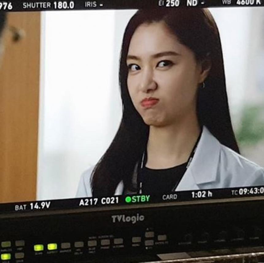 '흉부외과 심장을 훔친 의사들' 서지혜, 촬영 현장 모습 공개…'사랑스러운 표정은 덤' - 이예지 기자 - 톱스타뉴스 '흉부외과 심장을 훔친 의사들' 서지혜, 촬영 현장 모습 공개…'사랑스러운 표정은 덤' - 이예지 기자 - 톱스타뉴스
