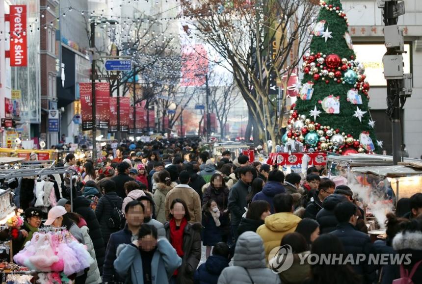 크리스마스 명동 거리 / 연합뉴스