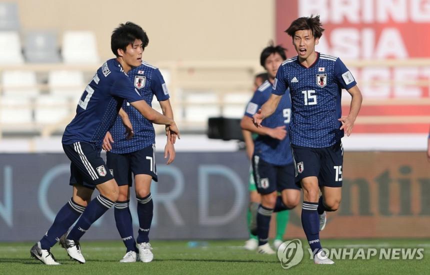 오사코 유야의 골에 기뻐하는 일본 선수들 / 연합뉴스