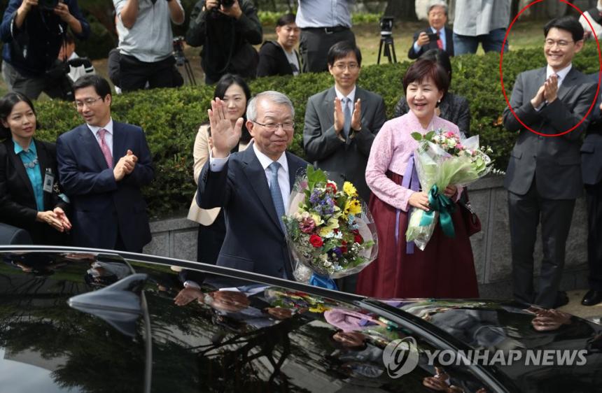 양승태 전 대법원장 퇴임식에서 박수치는 성창호 판사 / 연합뉴스