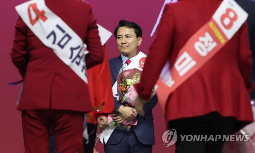 27일 오후 자유한국당 전당대회에서 당 대표 선거에서 탈락한 김진태 후보가 굳은 표정을 짓고 있다. / 연합뉴스