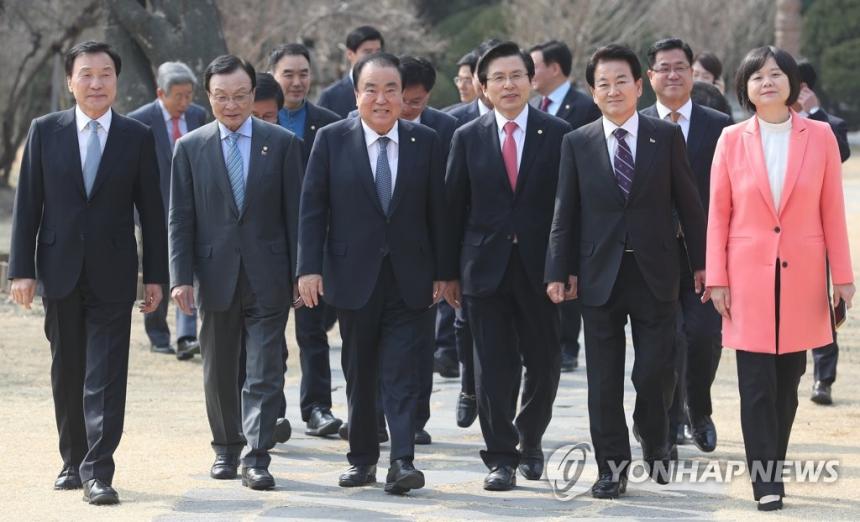 여야 5당 대표들과 문희상 국회의장이 4일 국회 사랑재에서 오찬 간담회를 하기위해 함께 사랑재로 걸어오고 있다. 왼쪽부터 바른미래당 손학규 대표, 더불어민주당 이해찬 대표, 문희상 국회의장, 자유한국당 황교안 대표, 민주평화당 정동영 대표, 정의당 이정미 대표 / 연합뉴스