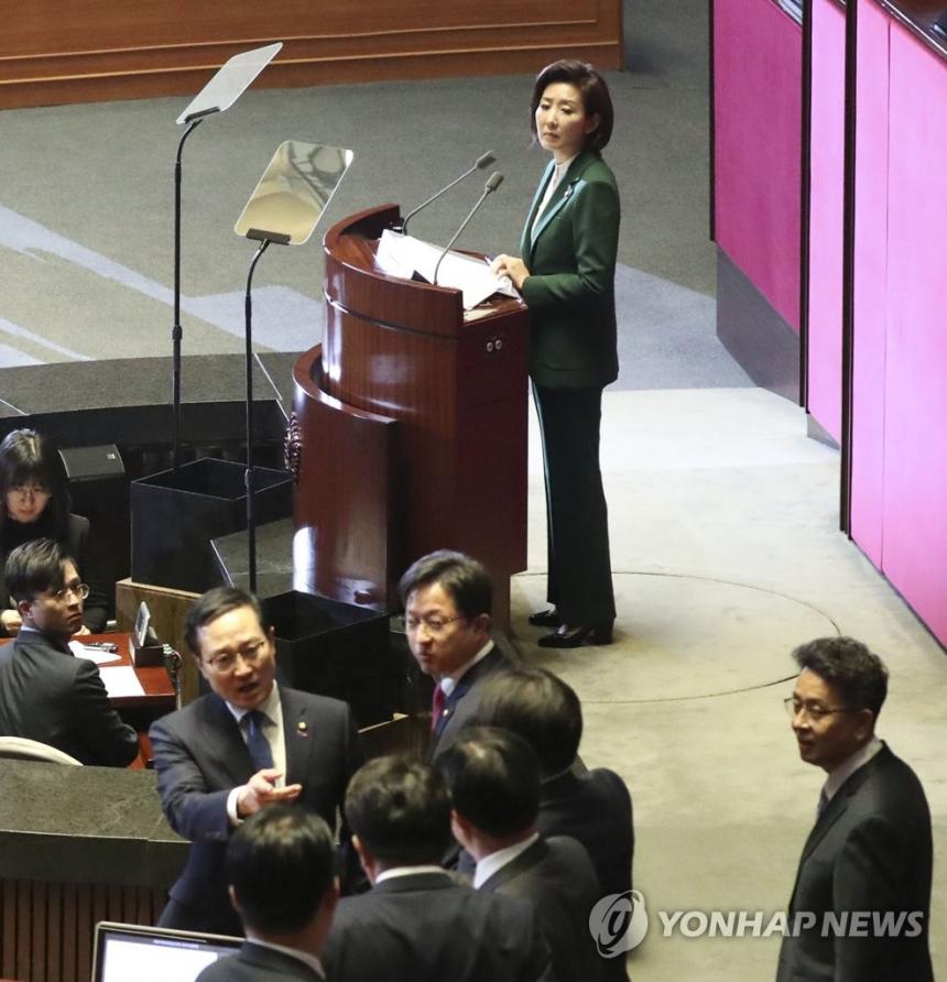 12일 오전 국회 본회의장에서 열린 자유한국당 나경원 원내대표 교섭단체 대표연설에 대해 더불어민주당 홍영표 원내대표 등이 자유한국당 의원들에게 항의하고 있다. / 연합뉴스