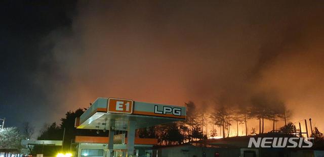 강원 산불 속초 시내 한 LPG 주유소 인근 / 뉴시스