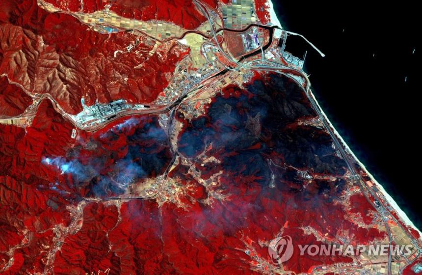 위성사진에서 검게 나타난 지역이 이번 강원도 속초 고성 산불로 소실된 지역 / 연합뉴스