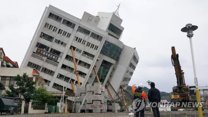 지난해 2월 발생한 대만 지진에 무너진 빌딩 / 연합뉴스