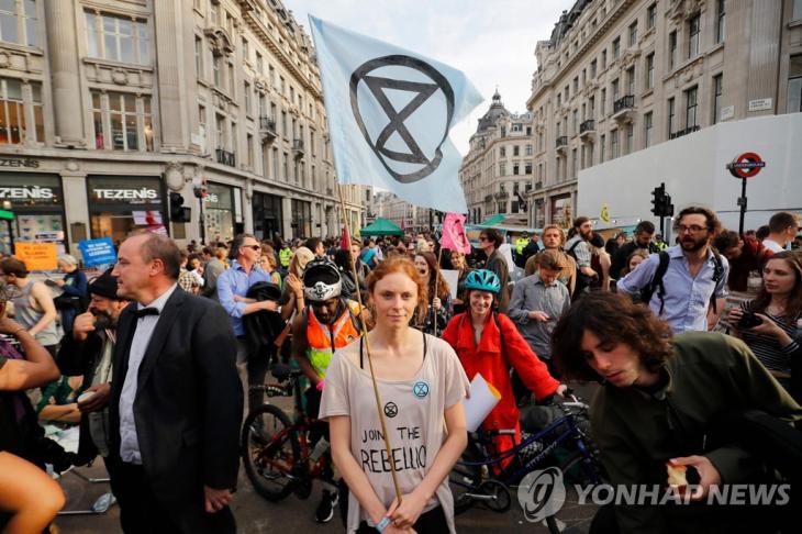 런던 옥스퍼드 서커스를 점거한 기후변화 시위대 [AFP=연합뉴스]