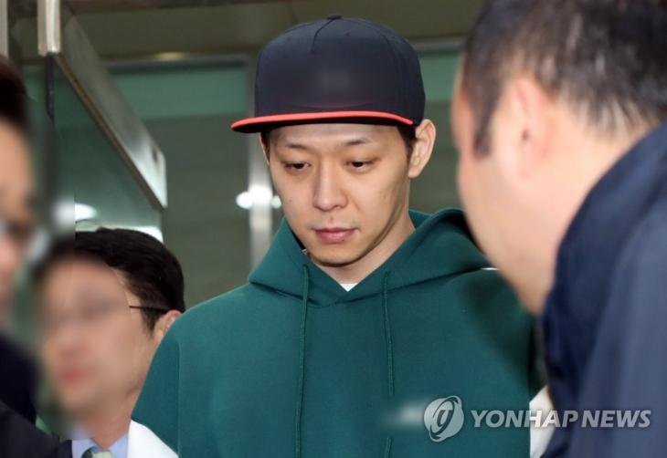 두 번째 경찰 조사 마치고 나오는 박유천가수 겸 배우 박유천(33) 씨가 마약 투약 혐의에 대한 경찰 조사를 마치고 지난 18일 오후 경기도 수원시 경기남부지방경찰청에서 나오고 있다. 박 씨는 앞서 마약 투약 혐의로 체포돼 경찰 수사를 받고 구속 상태로 검찰에 송치된 남양유업 창업주의 외손녀 황하나(31) 씨와 올해 초 필로폰을 구매해 황 씨의 서울 자택 등에서 함께 투약한 혐의를 받고 있다.