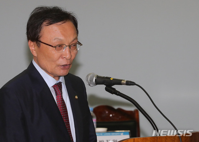 이해찬 더불어민주당 대표가 25일 오후 서울 마포구 연세대학교 김대중도서관 컨벤션홀에서 열린 김대중, 노무현 대통령 서거 10주기 판문점 선언 1주년 '행동하는 양심과 깨어있는 시민' 김대중도서관-노무현재단 공동학술회의에 참석, 축사를 하고 있다. / 뉴시스