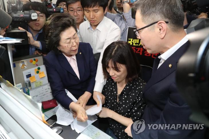 고위공직자비리수사처 법안 접수 막는 자유한국당자유한국당 이은재 의원이 25일 오후 국회 의안과에서 국회 직원의 고위공직자비리수사처 법안 접수를 막고 있다. / 연합뉴스