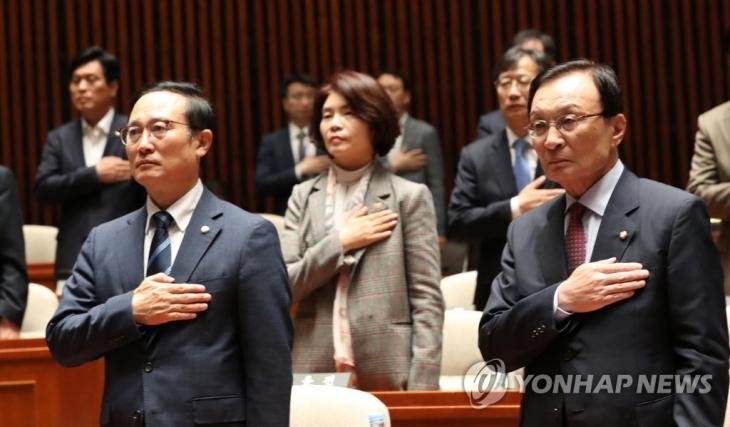 의원총회 참석한 이해찬-홍영표더불어민주당 이해찬 대표(오른쪽)와 홍영표 원내대표가 26일 국회에서 열린 의원총회에 참석해 있다. / 연합뉴스