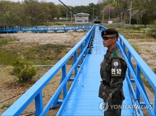 판문점 도보다리의 한국군26일 경기도 파주 판문점에서 '4.27 판문점선언 1주년 기념식' 리허설이 열렸다. 1년 전 문재인 대통령과 김정은 국무위원장이 만나 이야기를 나눈 도보다리에서 한국군이 근무하고 있다. / 연합뉴스