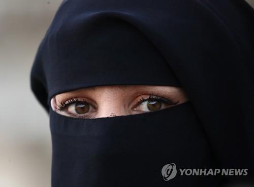 부르카를 착용한 무슬림 여성. [타스=연합뉴스]