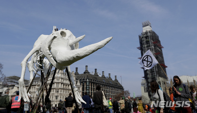 유엔 산하 생물다양성과학기구(IPBES)가 발간한 자연파괴 상태 평가 보고서가 29일 프랑스 파리에서 130여개국 인증을 받는다. 사진은 지난 15일 런던 국회의사당 광장에 반(反)기후변화 시위대가 설치한 멸종위기종 코뿔소의 뼈 모형 모습. / AP/뉴시스