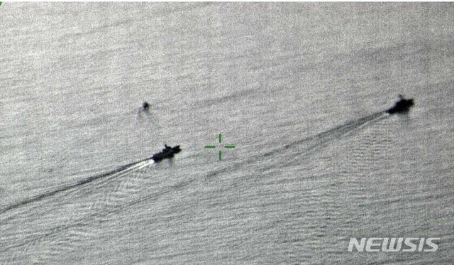 중국 군함이 지난 9월 30일 남중국해에서 항행의 자유 작전의 일환으로 항해하는 미국 군함의 뒤를 추격하는 모습.(사진출처:영국 국방부) / 뉴시스