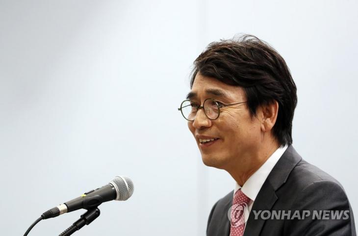 지난 4월 25일 오후 유시민 노무현재단 이사장이 서울 마포구 연세대 김대중도서관에서 고(故) 김대중 전 대통령과 고 노무현 전 대통령의 10주기와 4·27 판문점선언 1주년을 맞아 열린 공동학술행사에서 환영사를 하고 있는 모습.[연합뉴스 자료사진]