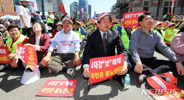 2일 오후 서울 용산구 서울역광장에서 열린 4대강 보 해체 저지 투쟁 제1차 범국민대회에 참석한 자유한국당 임이자(왼쪽부터), 이은재 의원, 이재오 4대강 보 해체 저지 범국민연합 공동대표, 자유한국당 김무성, 권성동 의원이 영상을 시청하고 있다. 2019.05.02. / 뉴시스