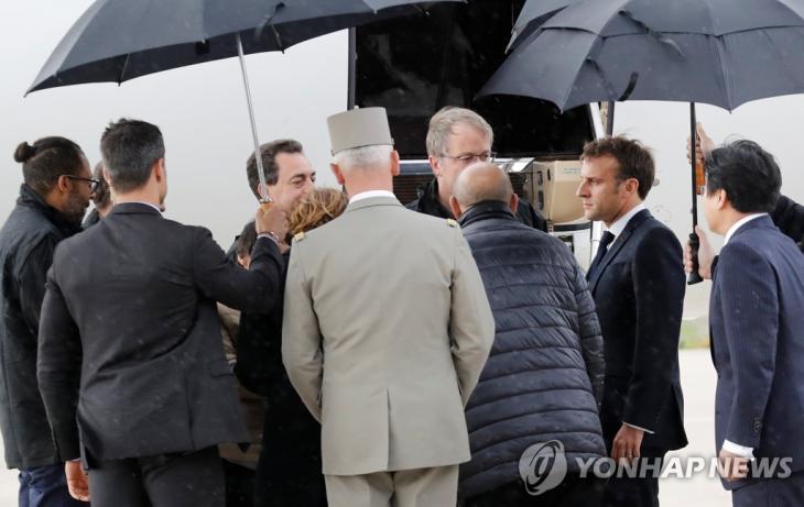 지난 11일 파리 근교 군 비행장인 빌라쿠블레 공항의 활주로에서 마크롱 프랑스 대통령이 굳은 표정으로 구출된 피랍자들 맞이하고 있다. [로이터=연합뉴스]