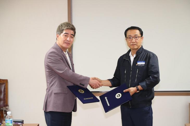 13일 대구 버스운송사업조합 사무실에서 최균 대구시운송사업조합 이사장(왼쪽)과 정병화 대구시버스노동조합위원장이 단체협약 합의를 하며 악수하고 있다. 2019.5.13 / 대구시청 제공