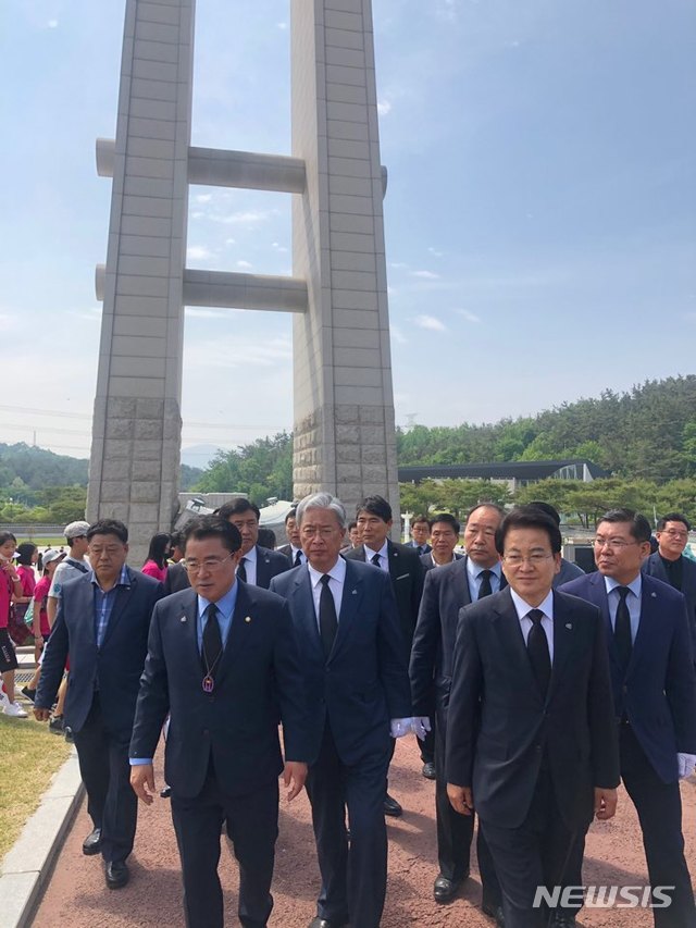 정동영 대표, 유성엽 원내대표, 최경환 의원 등 민주평화당 지도부가 15일 오전 10시 광주 동구 금남로 5·18민주묘지를 방문했다. 2019.05.15. / 뉴시스