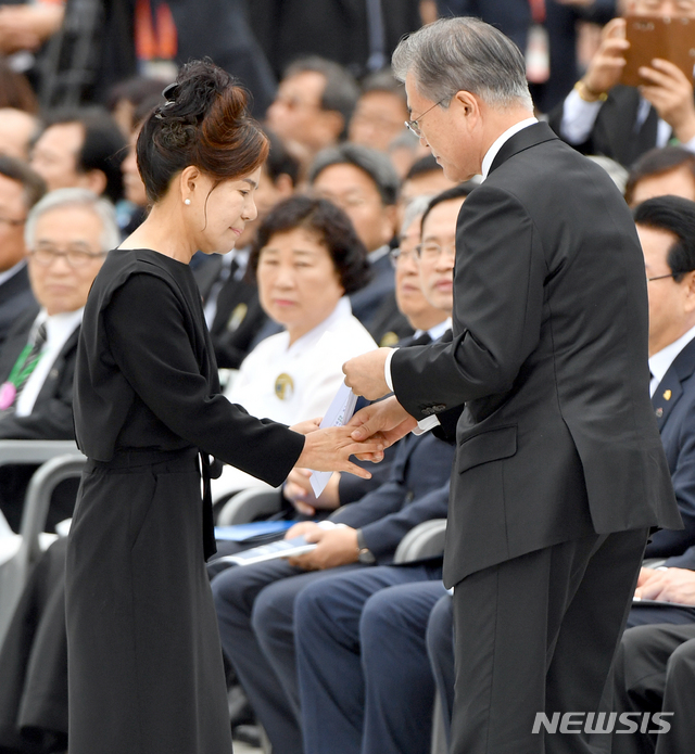 문재인 대통령이 18일 오전 광주 북구 국립5·18민주묘지에서 열린 '제39주년 5·18민주화운동 기념식'에 참석해 5·18 가두방송 여성을 위로하고 있다. 2019.05.18. / 뉴시스