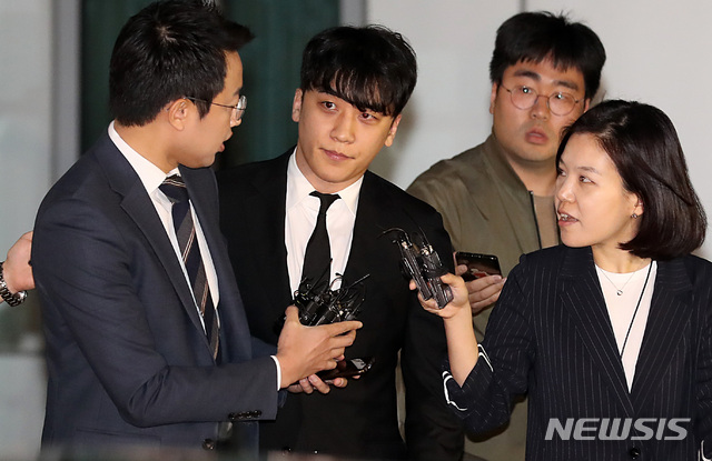 승리(가운데)가 지난 14일 구속영장이 기각된 후 서울 중랑구 중랑경찰서를 나서고 있다. 2019.05.14. / 뉴시스
