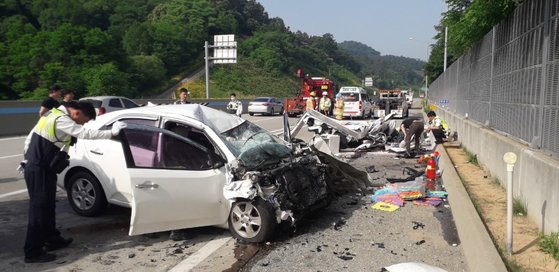 4일 오전 충남 공주시 우성면 당진-대전고속도로에서 발생한 화물차 역주행 교통사고로 화물차 운전자와 동승자 등 3명이 숨졌다 / 공주소방서 제공