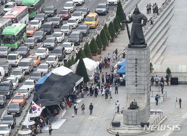 우리공화당(구 대한애국당) 관계자들이 26일 오전 서울 종로구 광화문광장에서 서울시에 의해 전날 철거된 천막을 재설치 한 후 밤을 새우며 지키고 있다. 2019.06.26. / 뉴시스 