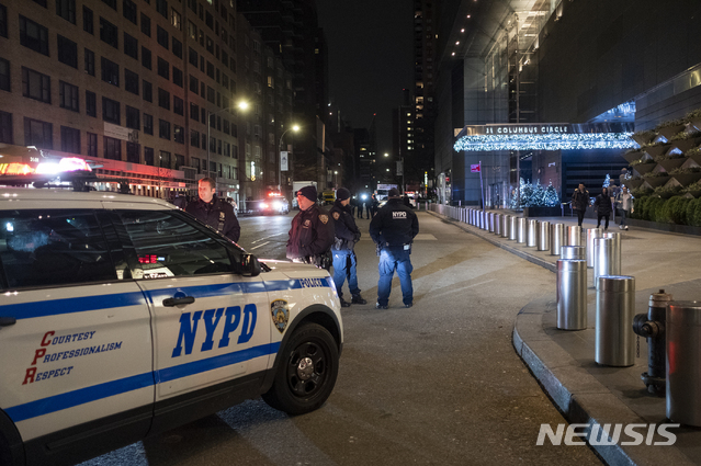 지난 2018년 12월6일 뉴욕경찰(NYPD)이 뉴욕시 맨해틀 타임워너센터 앞에서 경비를 서고 있다. 2019.07.05 / 뉴시스