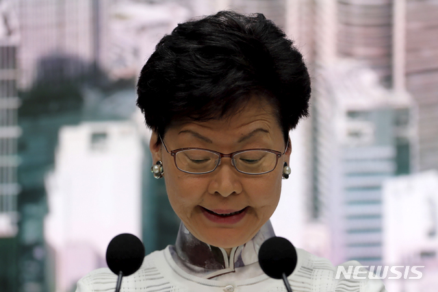 캐리 람 홍콩 행정장관은 지난 6월 15일(현지시간) 정부청사에서 열린 긴급 회견에서 발언하고 있다. / 뉴시스