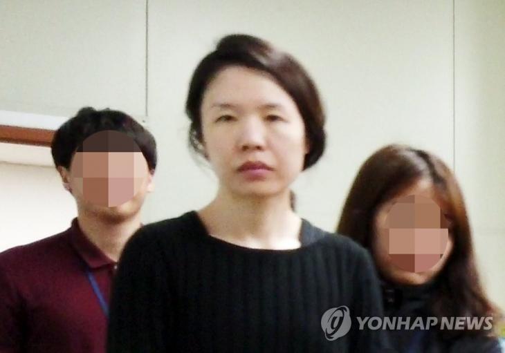 전 남편을 살해한 혐의로 구속된 고유정(36)이 제주동부경찰서 유치장에서 나와 진술녹화실로 이동하고 있다. 앞서 지난 6월 5일 제주지방경찰청은 신상공개위원회를 열어 고씨의 얼굴, 실명 등 신상을 공개하기로 결정했다. [연합뉴스 자료사진]