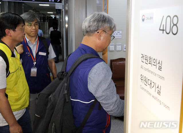 백석근 민주노총 사무총장과 근로자 위원들이 11일 밤 정부세종청사에서 정회를 거듭하던 최저임금위원회 12차 전원회의에 참석하고 있다. 2019.07.11.  / 뉴시스