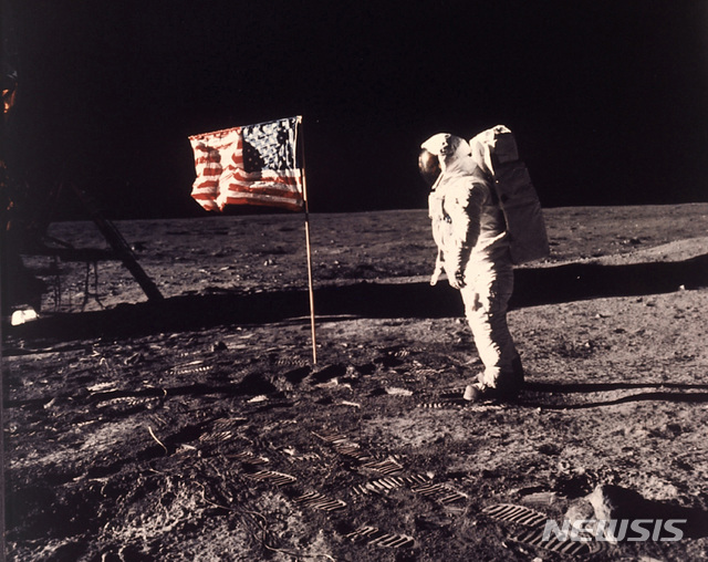 인류 최초로 인간이 달에 착륙한지 20일로 꼭 50년이 된다. 사진은 1969년 7월 20일 미항공우주국(NASA)의 버즈 올드린이 달표면에 꽂은 성조기 옆에 서있는 모습. 2019.07.10 / 뉴시스
