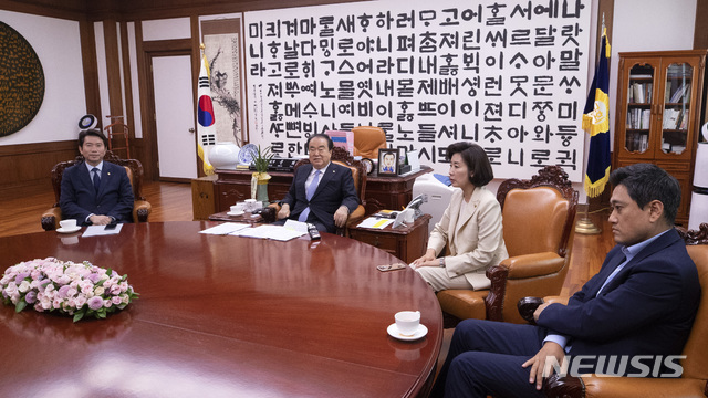 문희상 국회의장이 19일 국회에서 교섭단체 원내대표들과 회동을 갖고 있다. 이인영 더불어민주당 원내대표(왼쪽부터), 문 의장, 나경원 자유한국당 원내대표, 오신환 바른미래당 원내대표. 2019.07.19./ 뉴시스