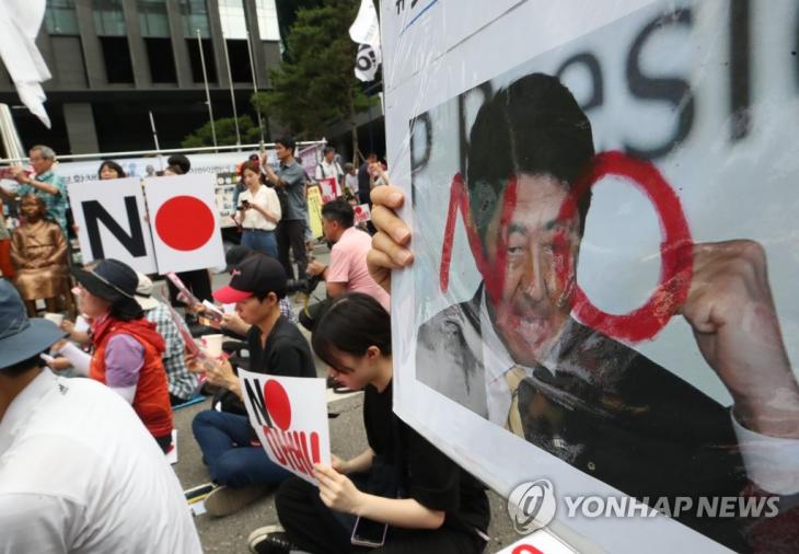 20일 오후 서울 종로구 옛 일본대사관 앞에서 일본의 경제보복과 아베 신조 일본 총리를 규탄하는 촛불집회가 열리고 있다. 2019.7.20 / 연합뉴스