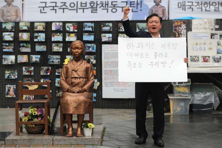 자유한국당 민경욱 의원이 24일 오전 서울 종로구 옛 일본대사관 앞, 평화의 소녀상 옆에서 일본의 독도 영유권 발언에 항의하는 1인 시위를 하고 있다 / 자유한국당 민경욱 의원실