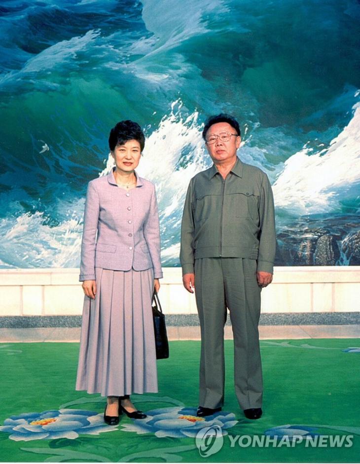 박근혜 전 대통령-2002년 5월 북한을 방문해 김정일 국방위원장과 기념사진을 찍은 모습 / 연합뉴스