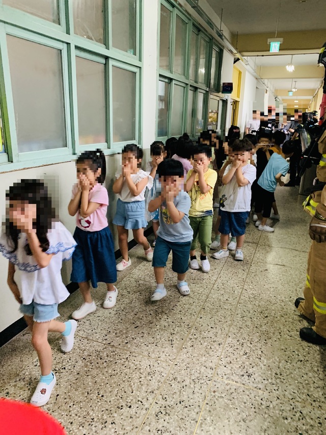 25일 서울 시내 한 초등학교 과학실에서 포르말린이 유출돼 학생과 교사 등 총 1200명이 대피하는 소동이 벌어졌다. 다행히 인명피해는 없는 것으로 전해졌다. (사진=구로소방서 제공). 2019.07.25