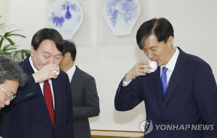 윤석열 신임 검찰총장과 조국 민정수석이 25일 오전 청와대에서 열리는 임명장 수여식 전 차담회에서 차를 마시고 있다. 조 수석은 조만간 단행될 개각에서 가장 유력한 차기 법무부 장관 후보자로 거론되고 있다. 2019.7.25 / 연합뉴스