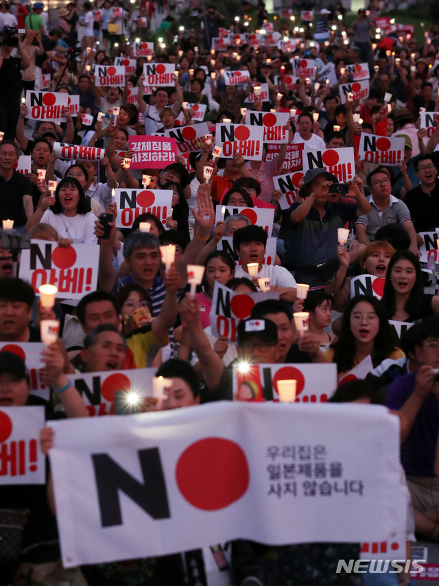 27일 오후 서울 종로구 광화문광장에서 열린 아베 규탄 2차 촛불문화제에서 참석자들이 경제침략 중단, 평화방해 규탄, 친일적폐 청산, 한일군사정보보호협정 폐기를 촉구하며 촛불을 들고 구호를 외치고 있다. 2019.07.27. / 뉴시스